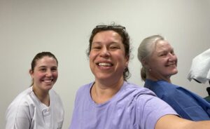 Selfie d'Aurélie, directrice de Détentôa avec deux soignantes de l'équipe de nuit de l'hôpital La Porte Verte. Les 3 femmes sourient, elles ont passé un bon moment de détente.